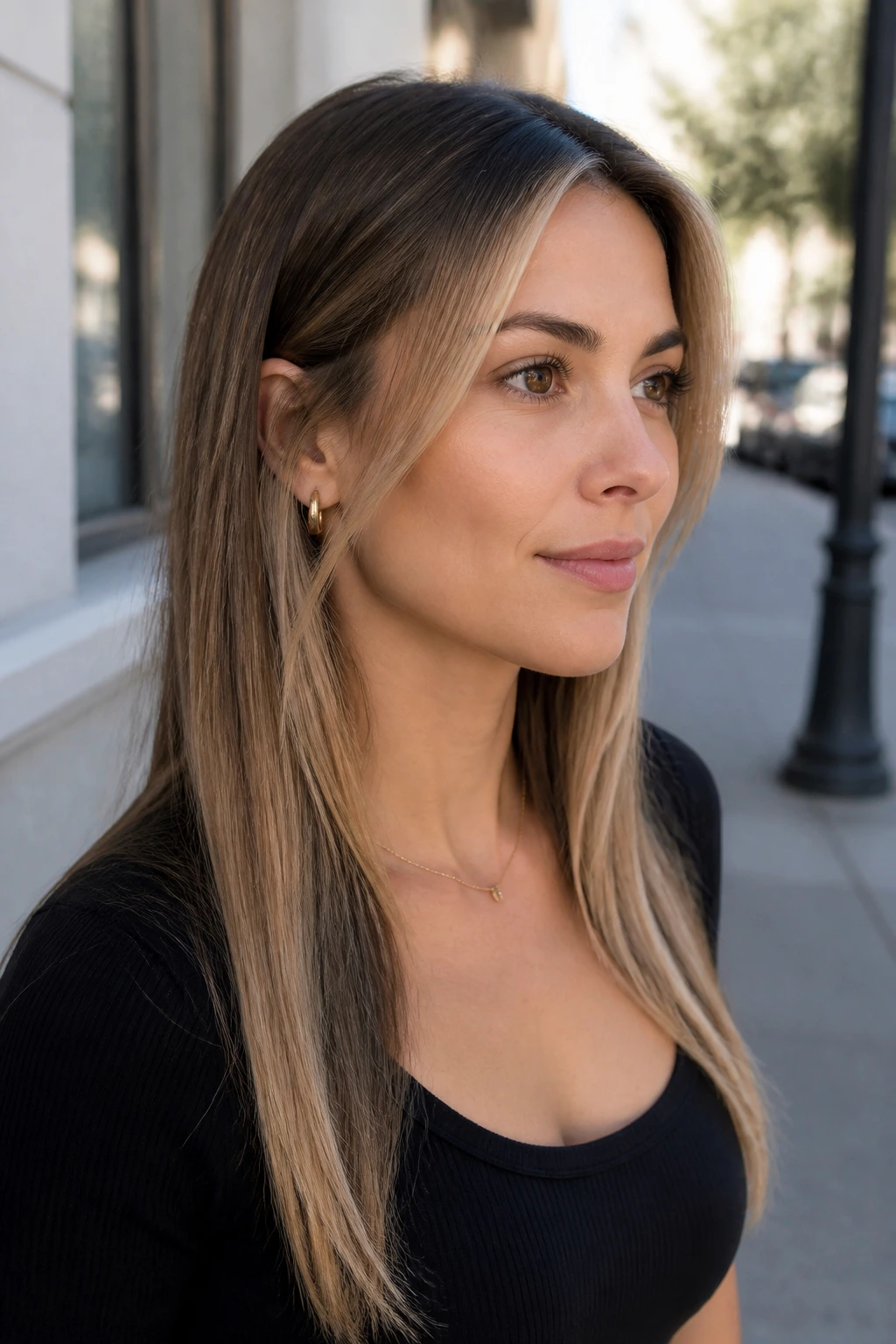 Portrait of a real woman with bronde base and face-framing brightness ombre